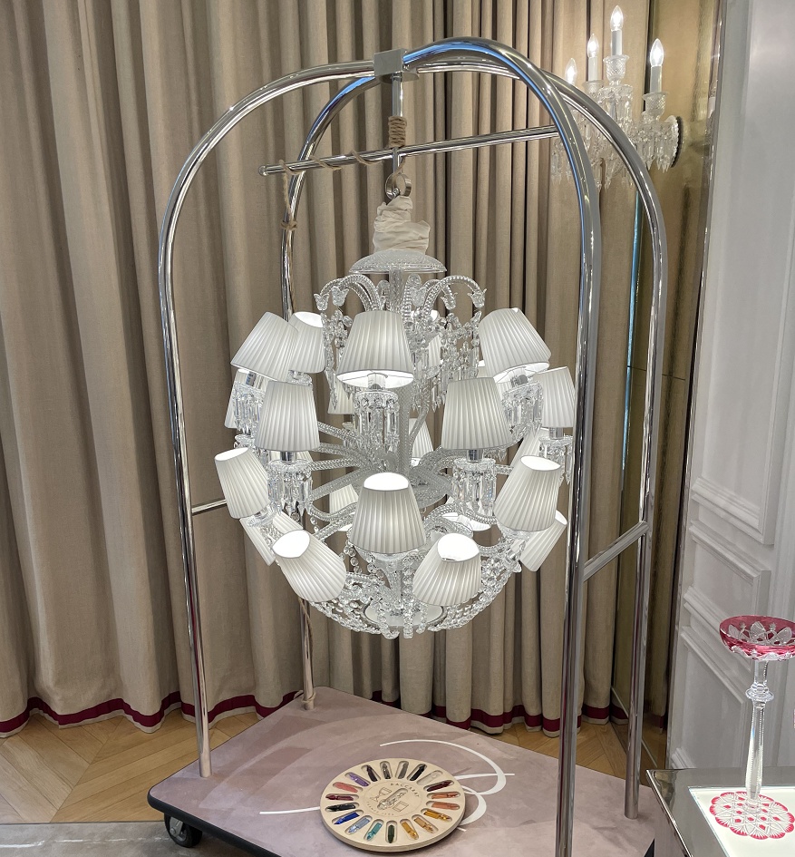 バカラの丸いシャンデリア