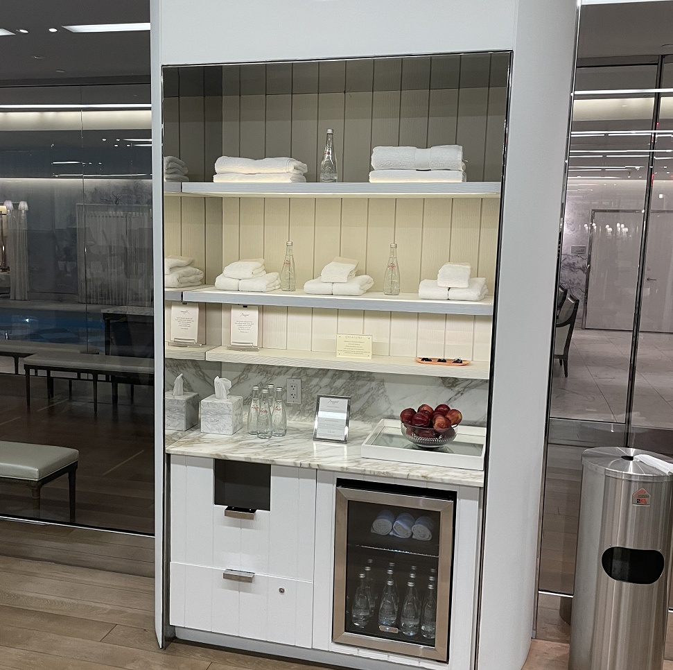 ミネラルウォーターとタオルと林檎