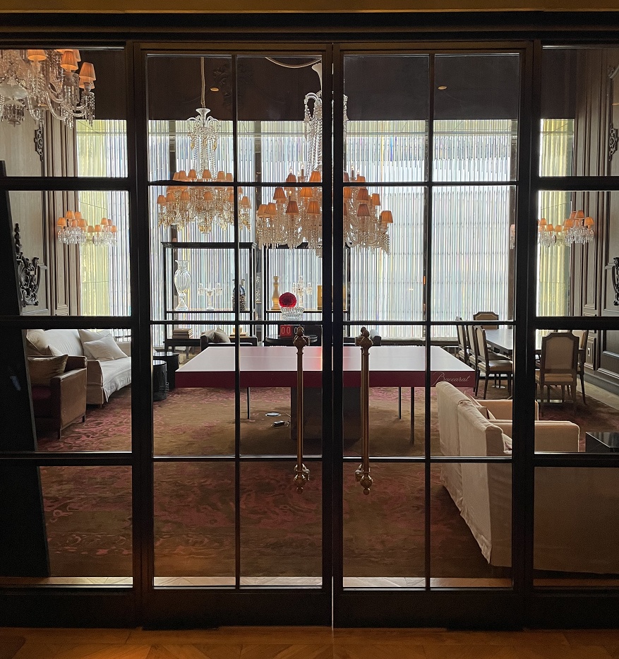 バカラホテルのシャンデリア・卓球台