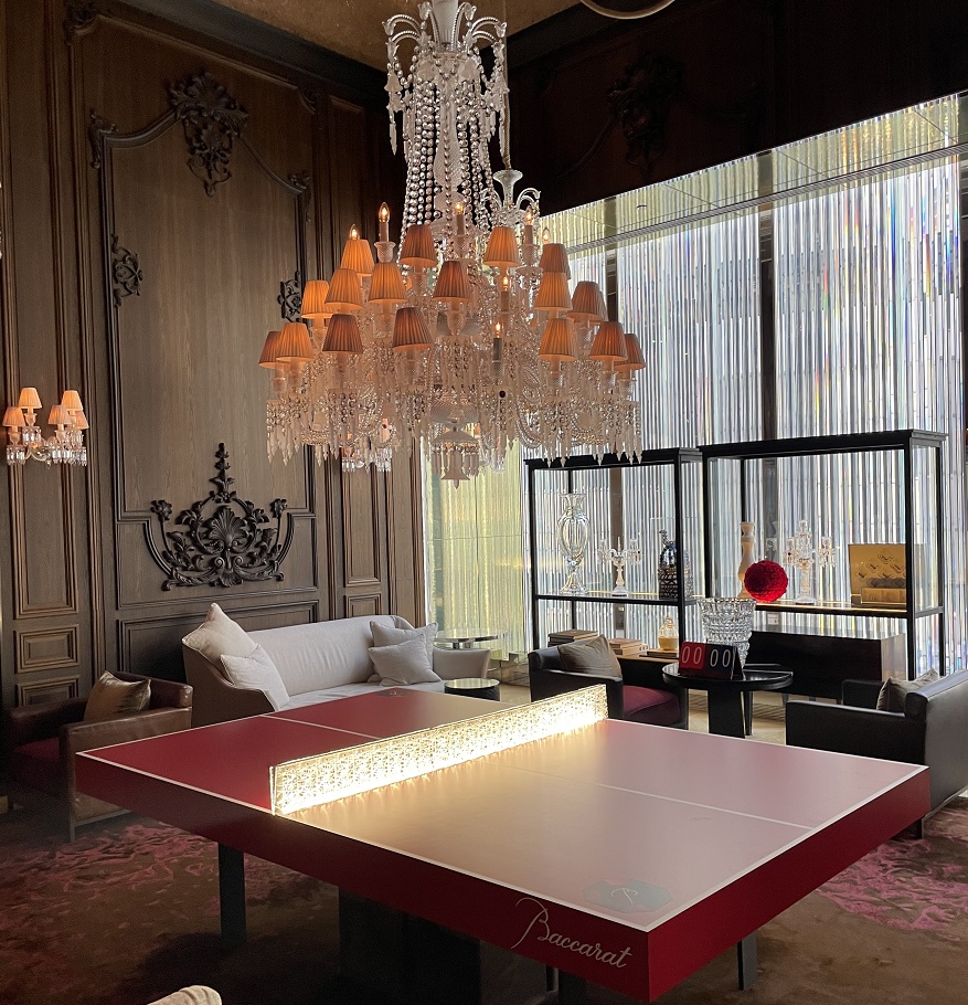 バカラシャンデリアと卓球台