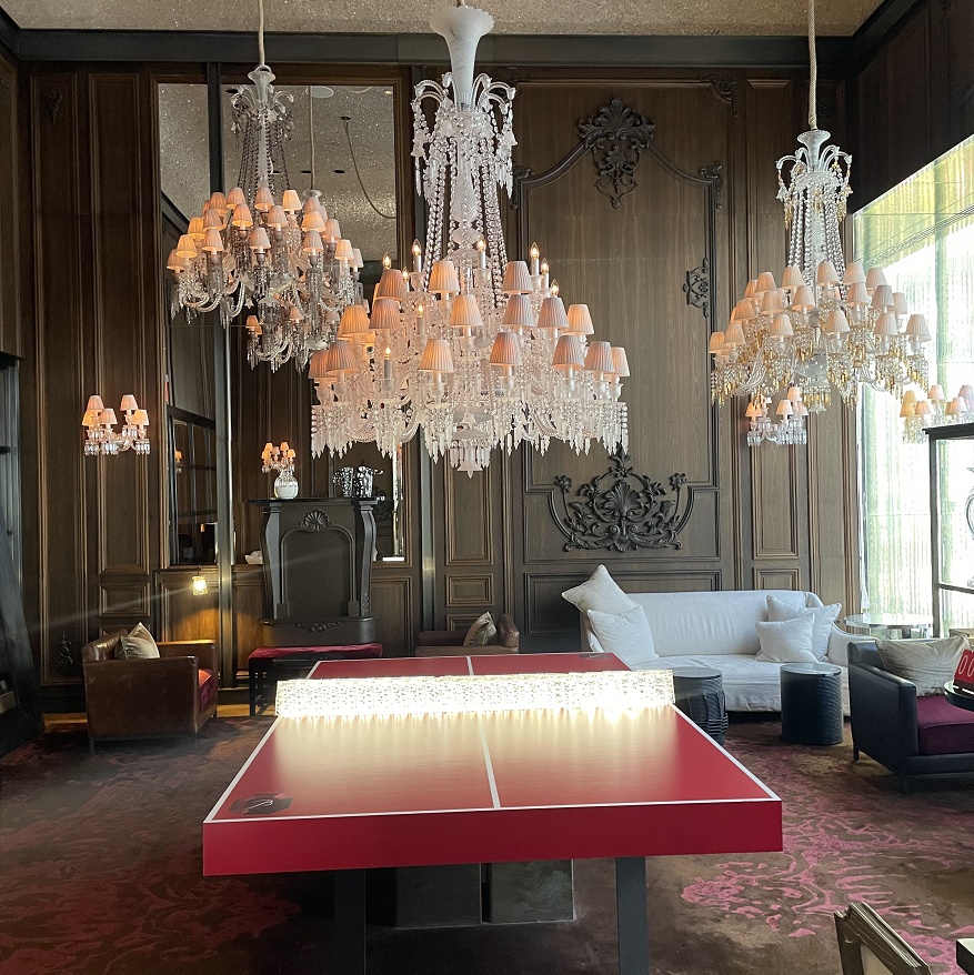 バカラシャンデリア3台と卓球台