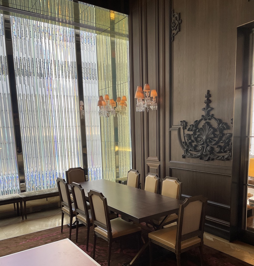 大きなテーブルとイス