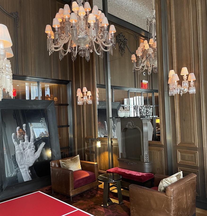 バカラのシャンデリアとソファ