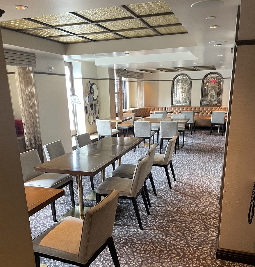 ラウンジの椅子とテーブル