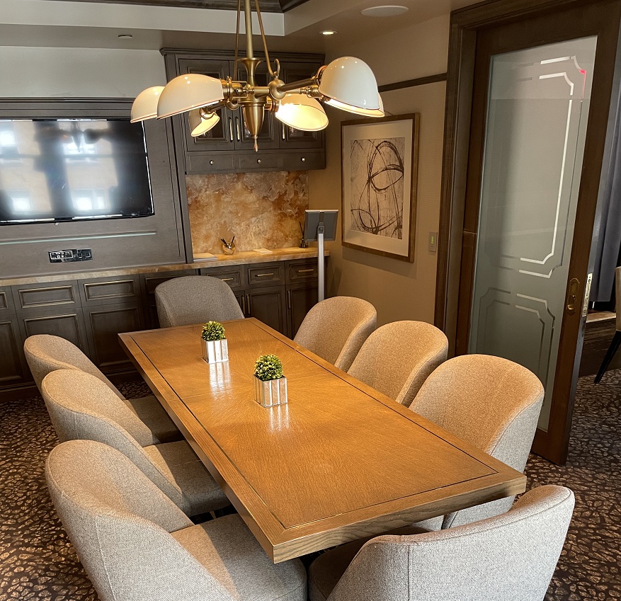 大型テーブルとイス