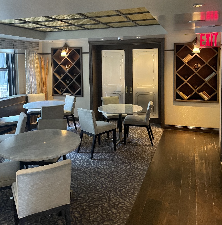 椅子とテーブルと個室ドア