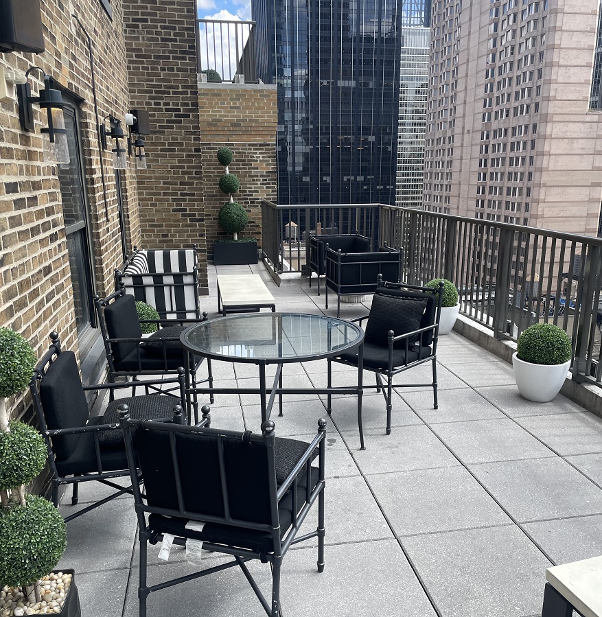 テラスの椅子とテーブル