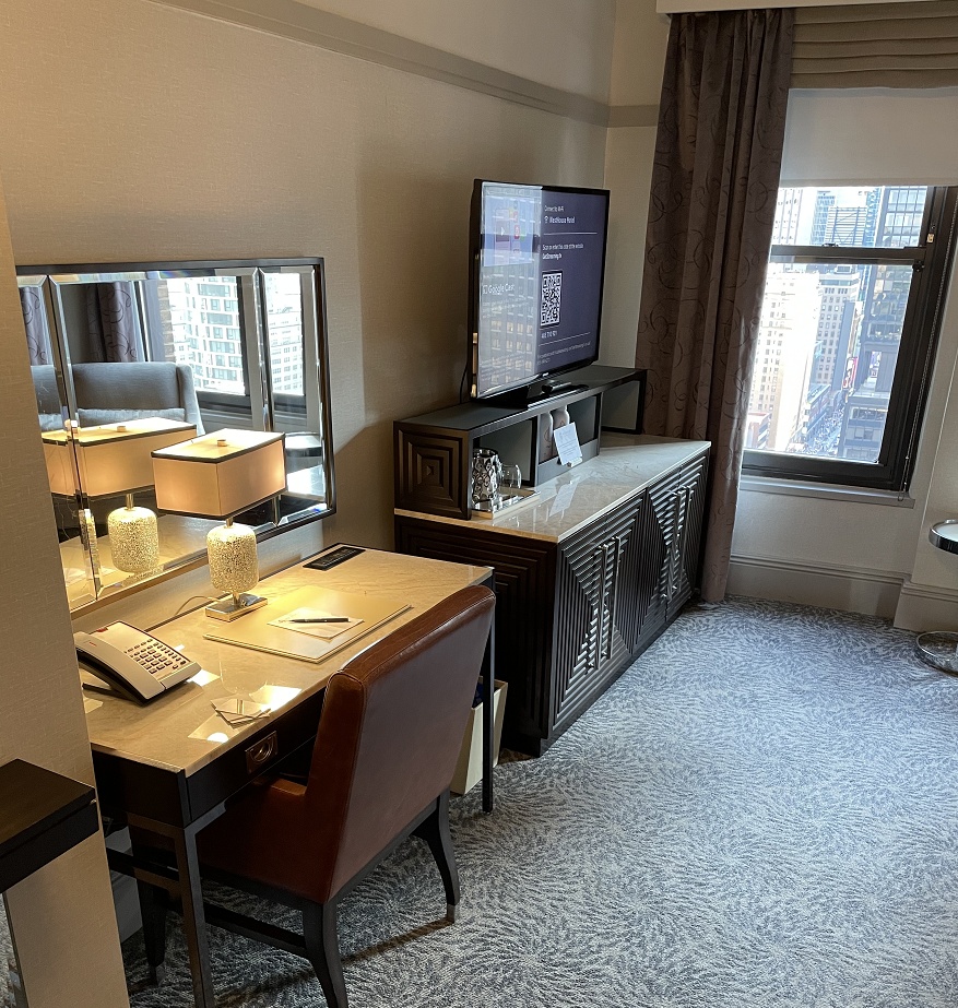 46型テレビとテーブル