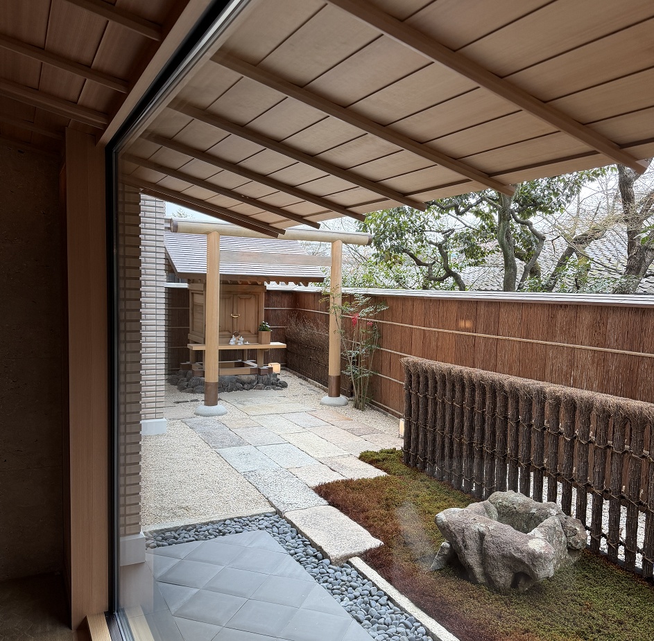 弥栄会館の屋敷神