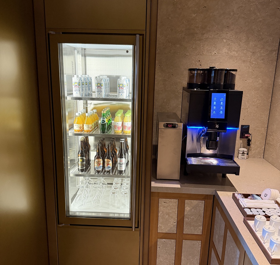 ミネラルウォーター・みかんジュース・ペリエ・りんごジュース・ビール・コーヒー・紅茶