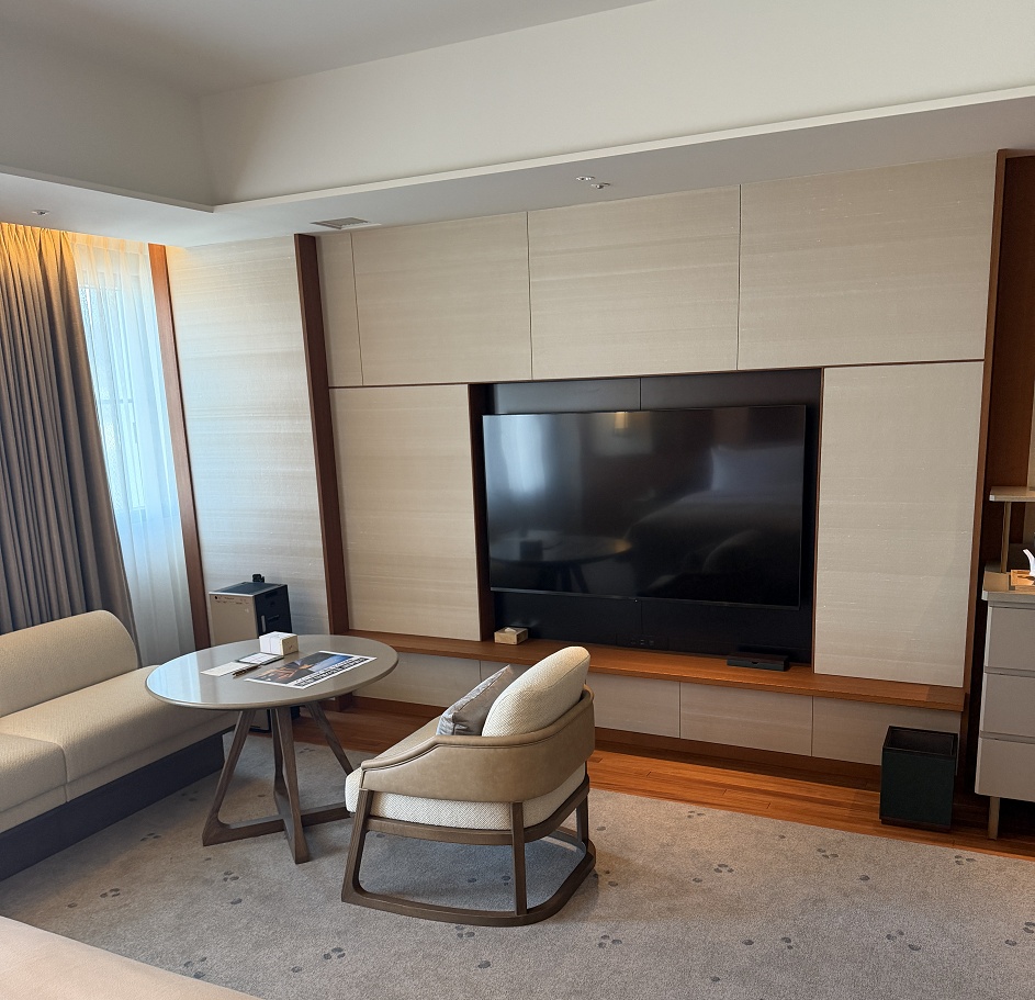 テレビとソファ