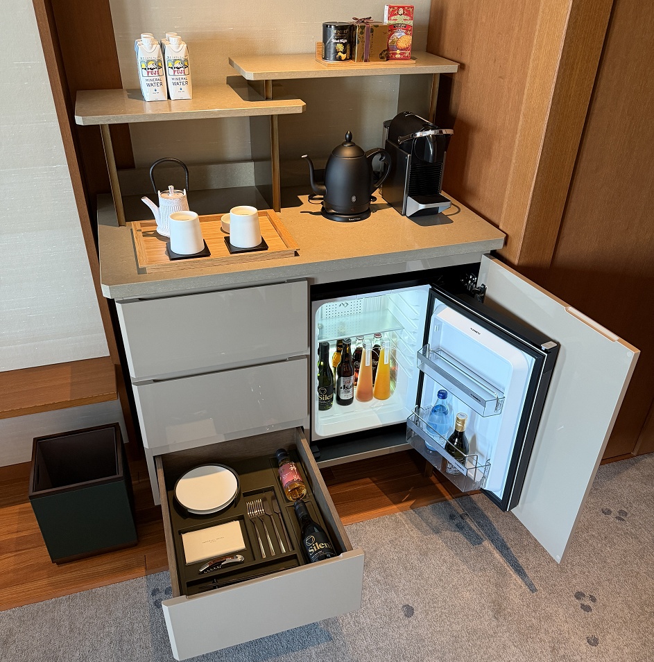 ミニバー/ミネラルウォーター・オレンジジュース・ピンクグレープジュース・日本酒・ビール・白ワイン