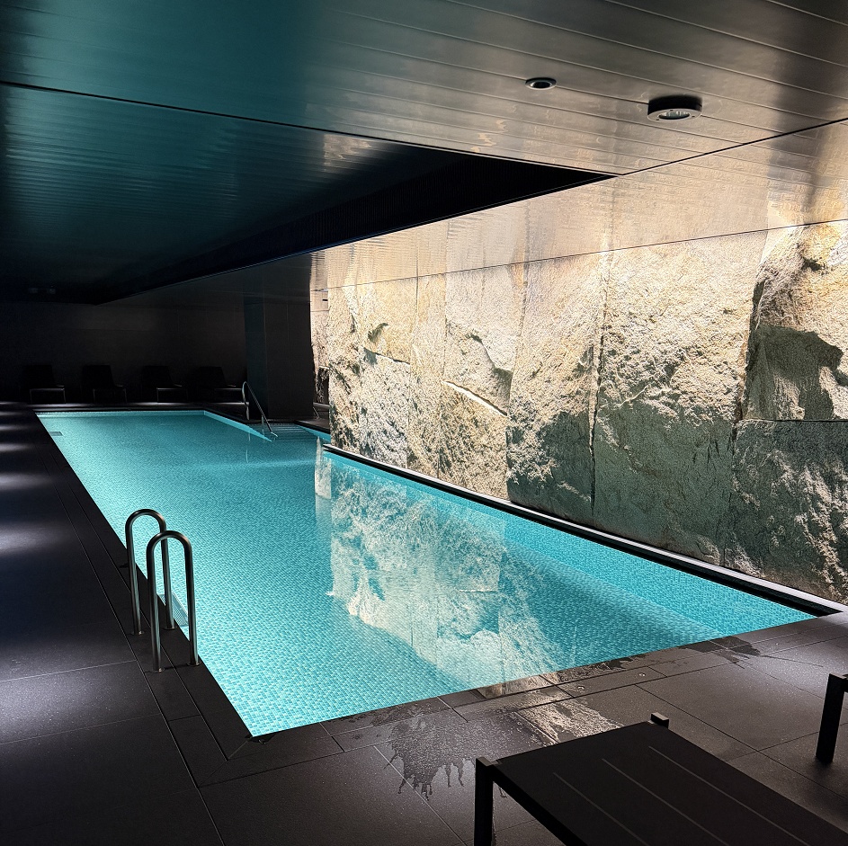 ブルーのプール