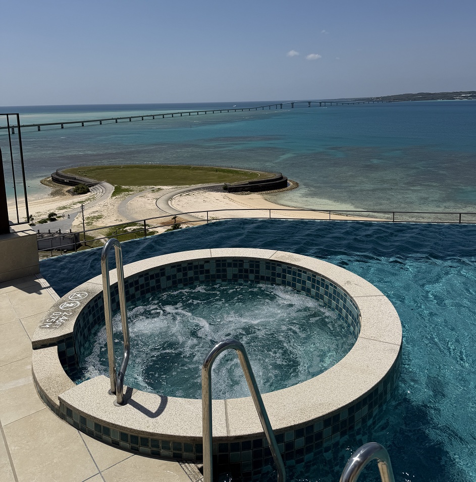 インフィニティプールのジャグジー風呂