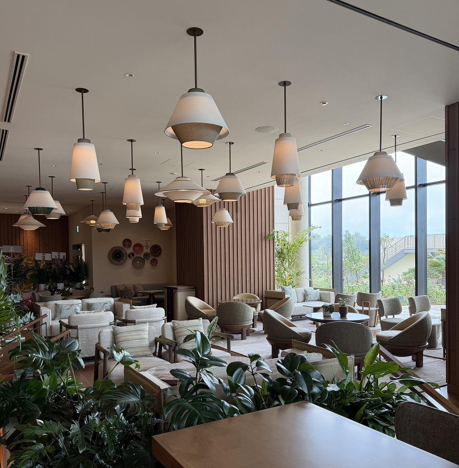 フリースペースのテーブルとイス