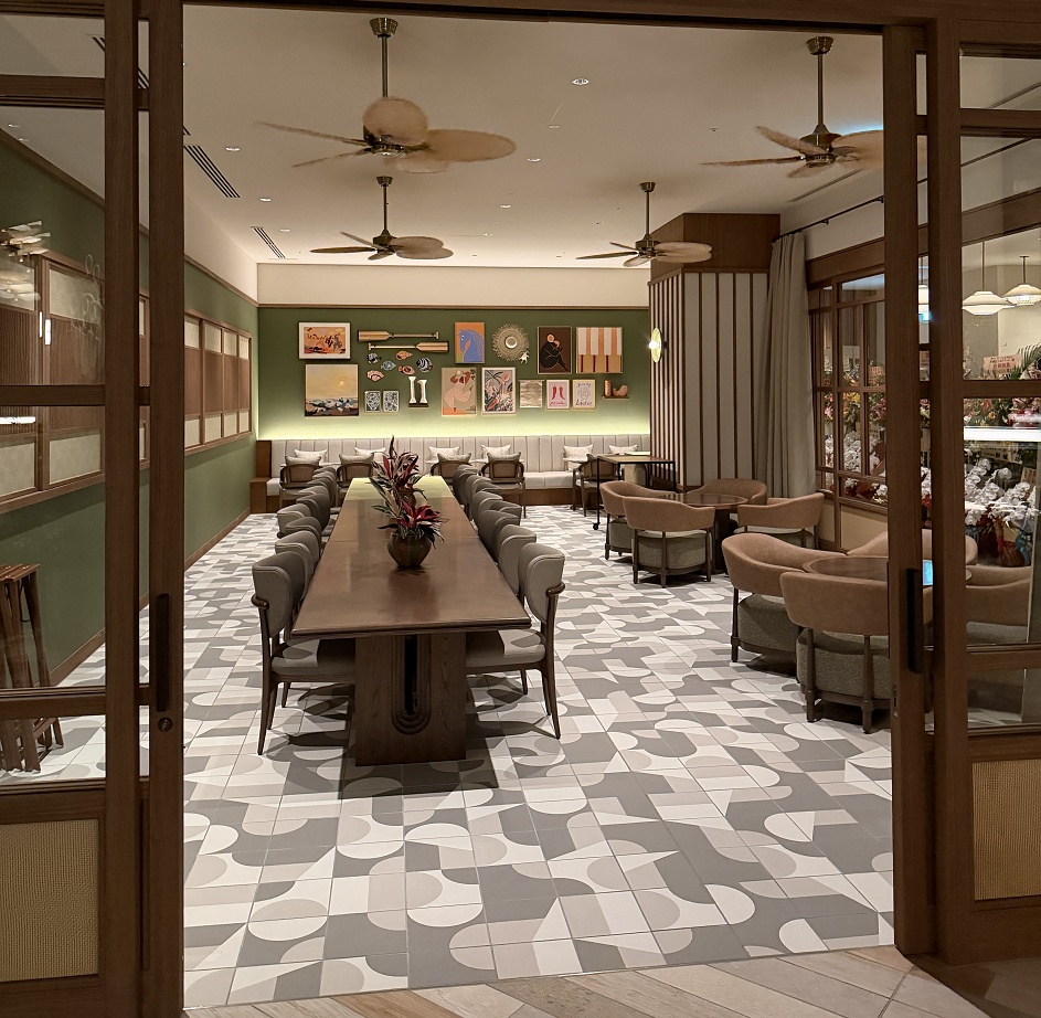 フリースペースのテーブルとイス