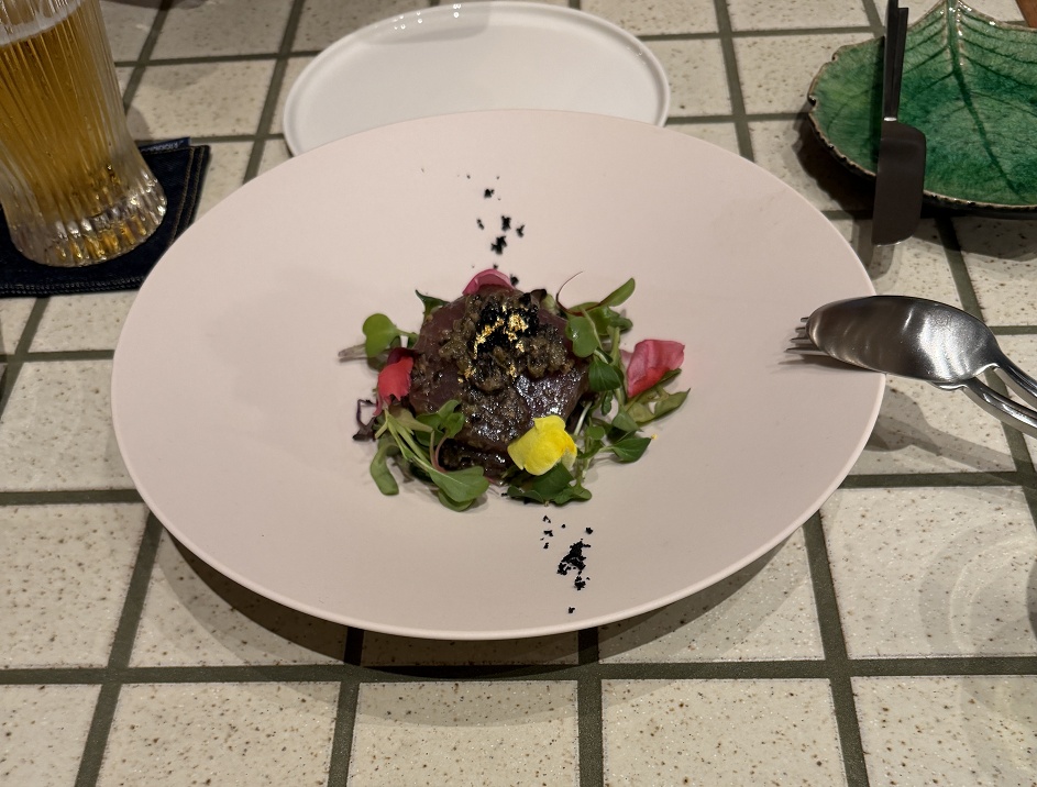 宮古島産マグロと宮古味噌の和風タプナードキャビア添え