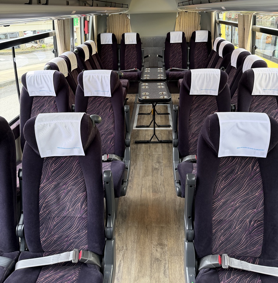 バス車内のソファ